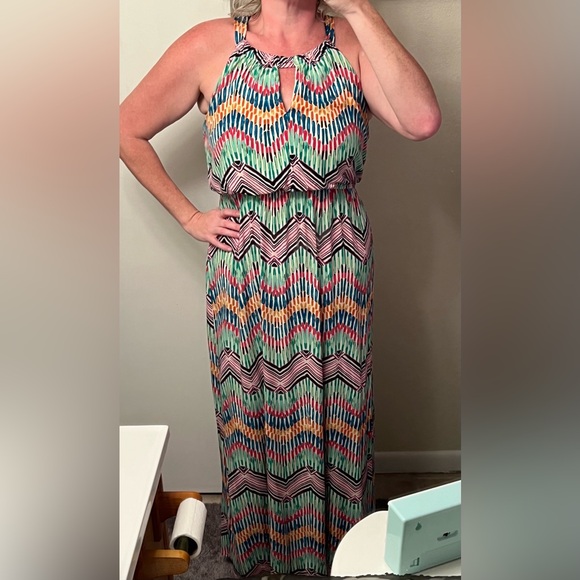XL Dressy, Colorful maxi dress. Pretty neck cut-out & a 🎀 to secure the neck! - Picture 2 of 7